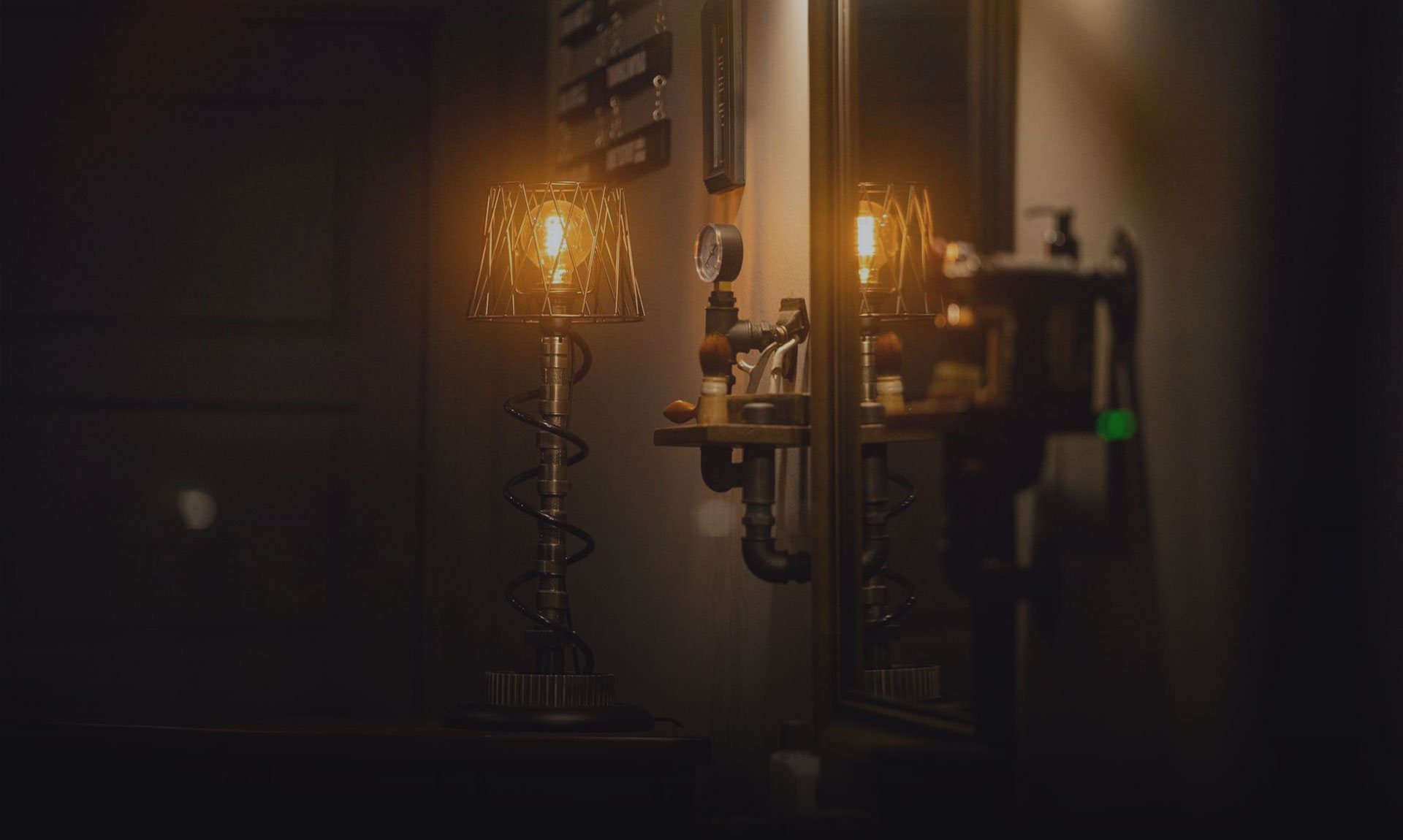 Autentikus autóalkatrészekből készült indusztriális lámpa hangulatos loft környezetben